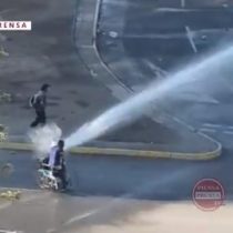 Indignación en redes sociales por manifestante en silla de ruedas impactado por carro lanzaaguas de Carabineros