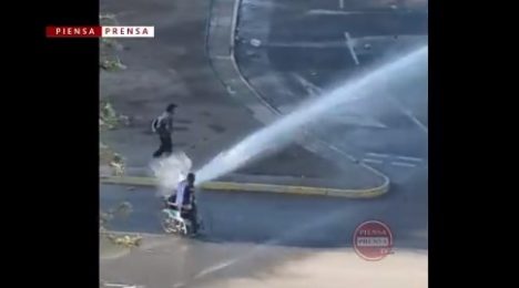 Carabineros acusó de estar “ejerciendo acciones de violencia” a hombre en silla de ruedas que fue impactado por chorro de carro lanzaaguas Carabineros acusó de estar “ejerciendo acciones de violencia” a hombre en silla de ruedas que fue impactado por chorro de carro lanzaaguas