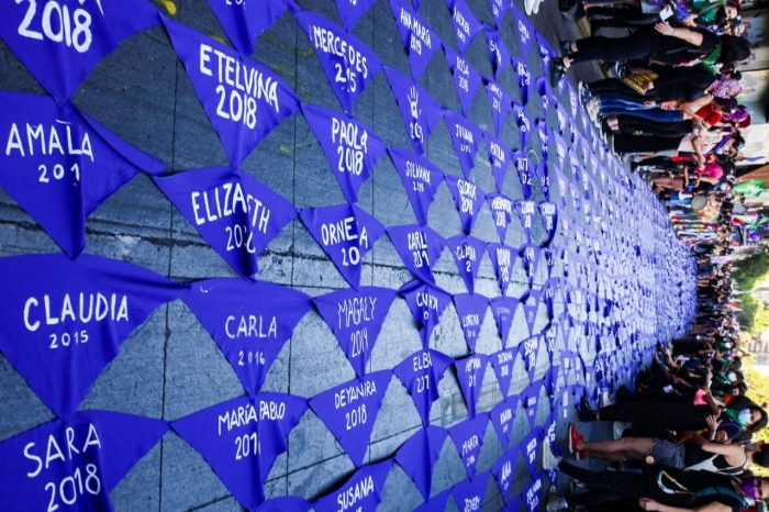 Coordinadora Feminista 8M desplegó 640 pañuelos en memoria de las víctimas de femicidios de los últimos 10 años Coordinadora Feminista 8M desplegó 640 pañuelos en memoria de las víctimas de femicidios de los últimos 10 años