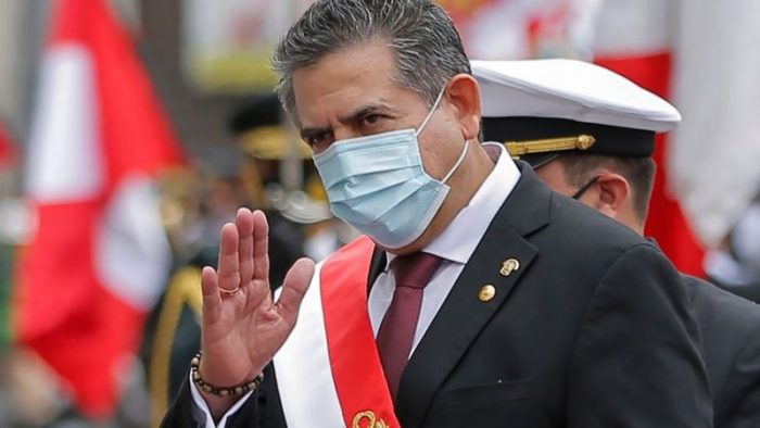 Presidente interino de Perú presenta renuncia “irrevocable” tras dura represión a protestas y a menos de una semana en el poder Presidente interino de Perú presenta renuncia