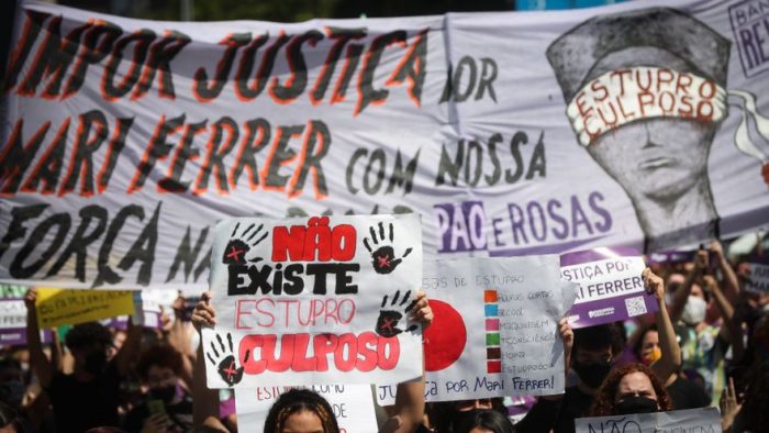 Protesta en Brasil contra la humillación de una mujer en juicio por violación Protesta en Brasil contra la humillación de una mujer en juicio por violación