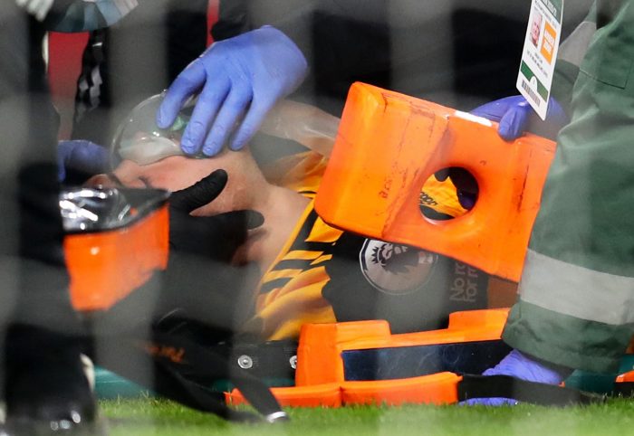 Raúl Jiménez fue operado con éxito de una fractura craneal tras brutal choque con David Luiz en partido de la Premier League