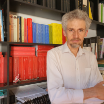 Editor Paulo Slachevsky y su libro de fotos sobre el estallido: 