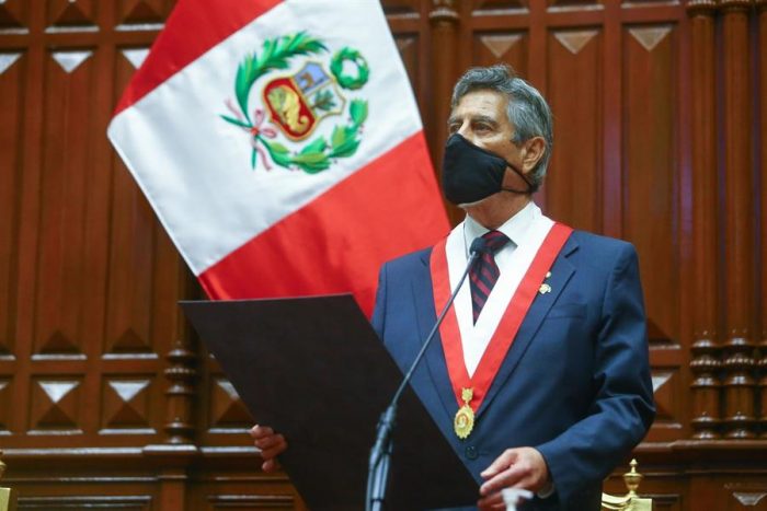 Sagasti asume el poder en Perú y pide perdón a familiares de víctimas en protestas Sagasti asume el poder en Perú y pide perdón a familiares de víctimas en protestas