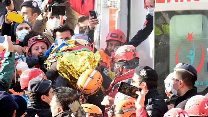 Rescatan a niña de cuatro años tras el sismo en Turquía que ya eleva a 102 la cifra de muertos