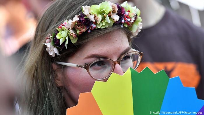 Hungría quiere prohibir la adopción a parejas homosexuales Hungría quiere prohibir la adopción a parejas homosexuales