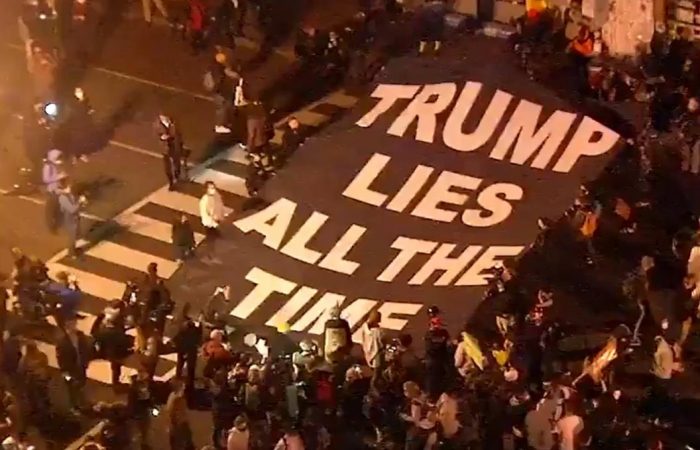 Un centenar de manifestantes contra el racismo se reúnen ante la Casa Blanca Un centenar de manifestantes contra el racismo se reúnen ante la Casa Blanca