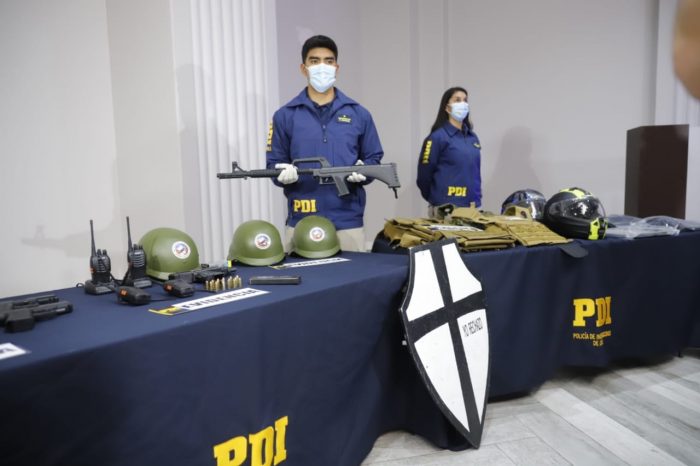 Armas, cascos, escudos del Rechazo y chalecos tácticos con la araña de Patria y Libertad: el equipamiento de  los detenidos por amenazas a fiscal Chong