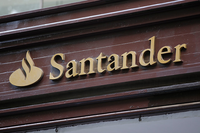 Banco Santander despedirá al menos 4.000 empleados y plantea el cierre del 30% de sus oficinas en España Banco Santander despedirá al menos 4.000 empleados y plantea el cierre del 30% de sus oficinas en España