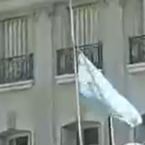 Duelo mundial: Embajada argentina en Chile coloca bandera a media asta tras muerte de Diego Maradona