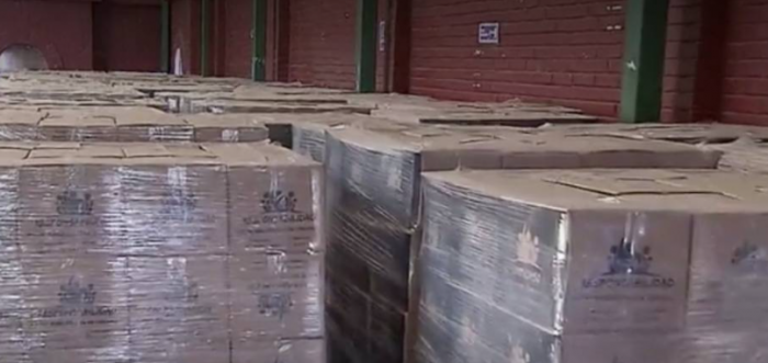 Contraloría indaga por qué más de 8 mil cajas de mercadería siguen almacenadas en gimnasio municipal de Conchalí y no han sido entregadas Contraloría indaga por qué más de 8 mil cajas de mercadería siguen almacenadas en gimnasio municipal de Conchalí y no han sido entregadas