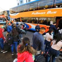 Tras haber ingresado ilegalmente al país: 350 ciudadanos venezolanos son trasladados en buses sellados de Iquique a Santiago