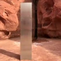 Inesperado hallazgo: encuentran monolito de metal gigante en pleno desierto en Estados Unidos