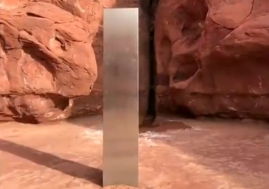 Inesperado hallazgo: encuentran monolito de metal gigante en pleno desierto en Estados Unidos