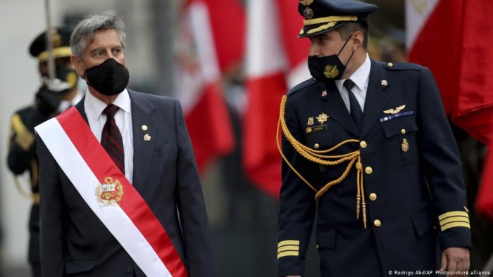Perú: Francisco Sagasti cambia a jefe policial por represión a marchas