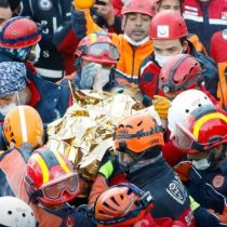 Milagro en Turquía: rescatan a niña de 3 años bajo los escombros tras el sismo que ha dejado 85 muertos
