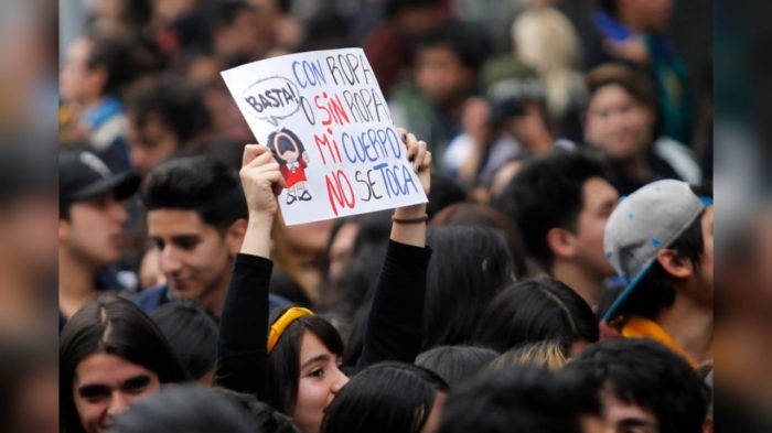 Archivan caso de violación en Perú porque mujer iba con ropa interior roja