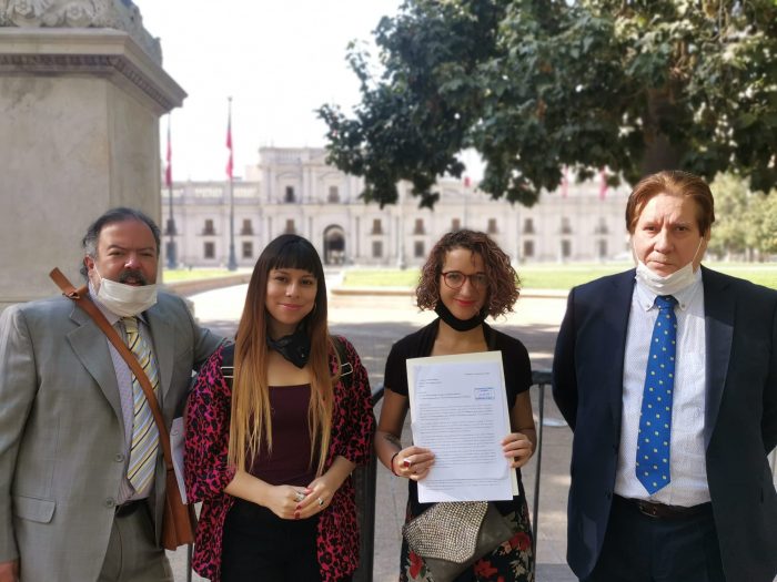 Organizaciones de chilenos en el exterior entregaron carta en La Moneda para exigir participación en el proceso constituyente Organizaciones de chilenos en el exterior entregaron carta en La Moneda para exigir participación en el proceso constituyente