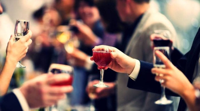 Estudio de educación de consumo de alcohol revela creencias erróneas en los chilenos