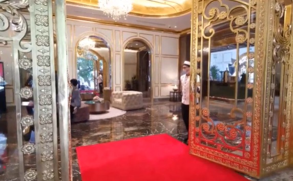 Inauguran un hotel chapado en oro en Vietnam, en plena pandemia de covid-19 Inauguran un hotel chapado en oro en Vietnam, en plena pandemia de covid-19