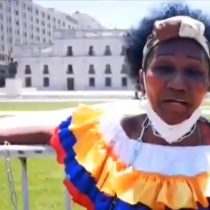 Madre de Romario Veloz se encadena en el frontis de La Moneda para exigir justicia por su hijo fallecido durante el estallido social