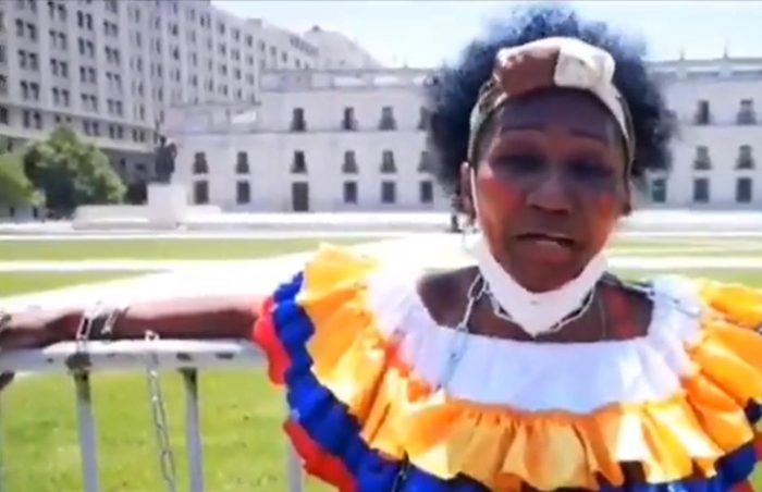 Madre de Romario Veloz se encadena en el frontis de La Moneda para exigir justicia por su hijo fallecido durante el estallido social Madre de Romario Veloz se encadena en el frontis de La Moneda para exigir justicia por su hijo fallecido durante el estallido social