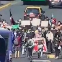 Manifestaciones afuera del metro Universidad de Chile: cierran estación y Carabineros impide avance hacia La Moneda