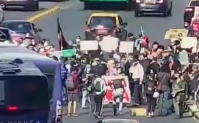 Manifestaciones afuera del metro Universidad de Chile: cierran estación y Carabineros impide avance hacia La Moneda