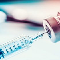 Infectólogo por posible vacuna Covid-19: “Antes de seis meses o un año es muy difícil que en Chile esté disponible una en forma masiva