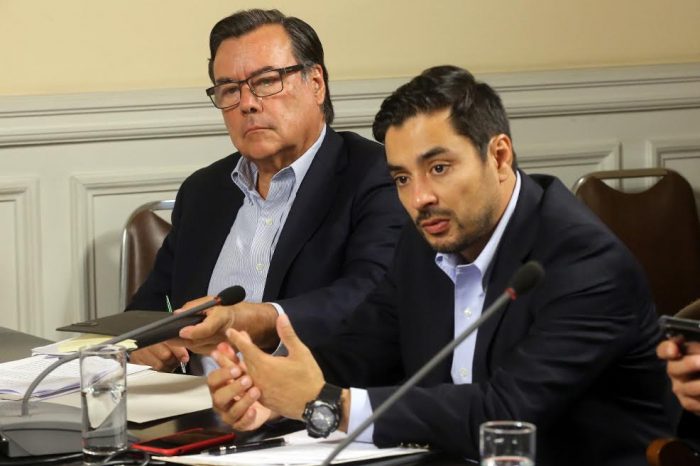 Diputados UDI piden al Fiscal Nacional y al presidente de la Corte Suprema descartar públicamente que los detenidos en el estallido social sean “presos políticos” Diputados UDI piden al Fiscal Nacional y al presidente de la Corte Suprema descartar públicamente que los detenidos en el estallido social sean “presos políticos”