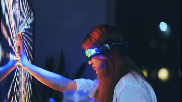«Vivimos hiperconectados y eso permite que controlen nuestra mente»