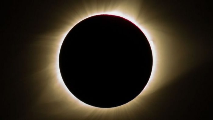 Siga en vivo el eclipse solar total que ocurre en todo Chile Siga en vivo el eclipse solar total que ocurre en todo Chile