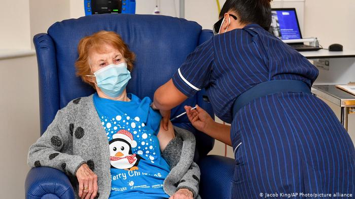 Reino Unido inicia vacunación masiva: mujer de 90 años es la primera en recibir inoculación contra Covid-19