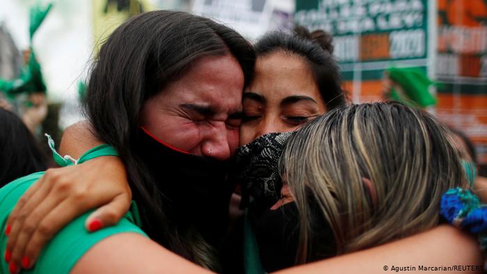 Voces de todo el mundo celebran la legalización del aborto en Argentina Voces de todo el mundo celebran la legalización del aborto en Argentina