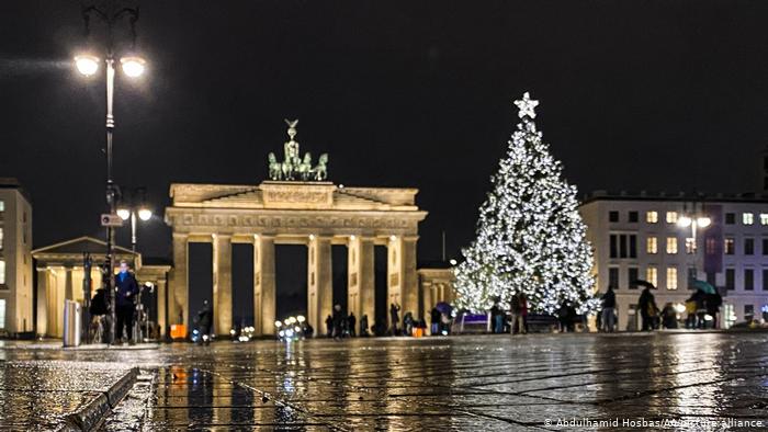 El mundo celebra Navidad en confinamiento y restricciones El mundo celebra Navidad en confinamiento y restricciones