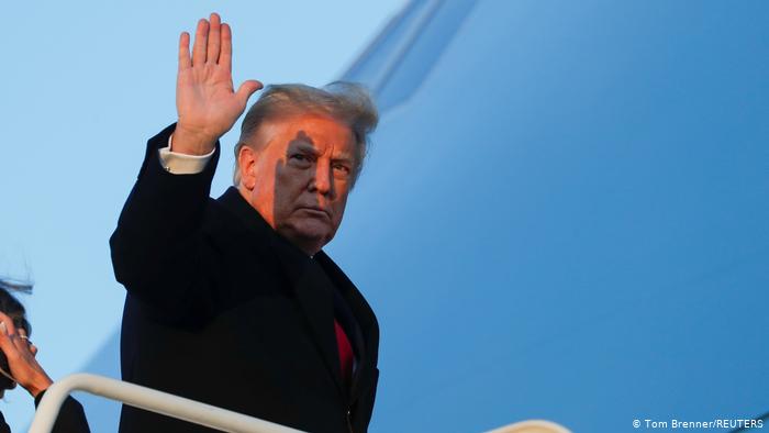 Tras cinco días negándose, Trump firma presionado nuevo plan de estímulo ante pandemia Tras cinco días negándose, Trump firma presionado nuevo plan de estímulo ante pandemia