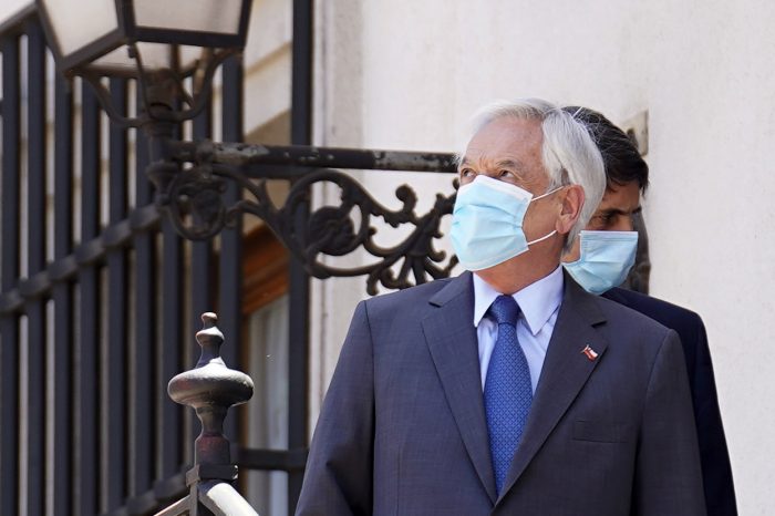 Polémica en playa de Cachagua le pasa la cuenta al Gobierno: Piñera se autodenunciará por no usar la mascarilla y abogado presenta querella Polémica en playa de Cachagua le pasa la cuenta al Gobierno: Piñera se autodenunciará por no usar la mascarilla y abogado presenta querella