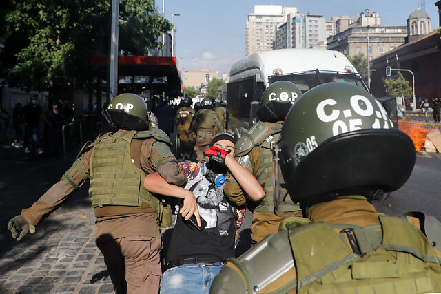 Nuevo viernes de manifestaciones deja varios detenidos en Santiago Centro