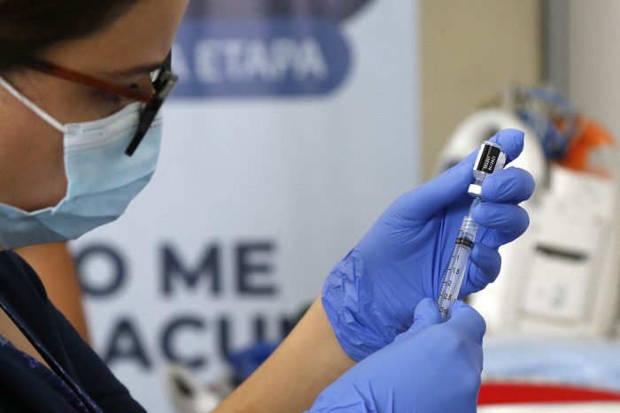 4.801 profesionales de la Salud fueron vacunados tras segundo día de inoculación contra el Covid-19 en Chile