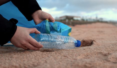 Evitar contaminación en playas con el reciclaje de plástico al convertir  los desechos en artículos que duran para siempre - El Mostrador