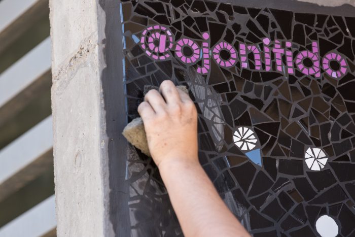 Ojonitido, el colectivo creador de mosaicos que recuerdan el Estallido Ojonitido, el colectivo creador de mosaicos que recuerdan el Estallido