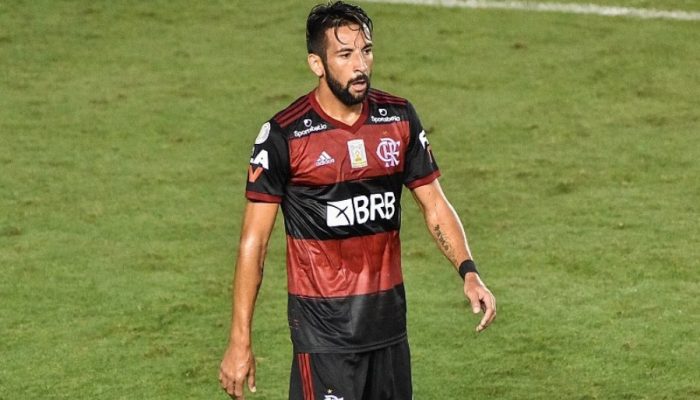 Flamengo de Mauricio Isla se quedó con el duelo de chilenos tras vencer al Palmeiras de Benjamín Kuscevic