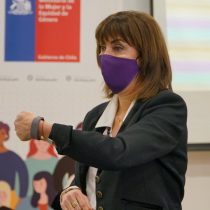 Pulseras de emergencia para mujeres víctimas de violencia, una nueva medida de auxilio para frenar la pandemia machista en Chile