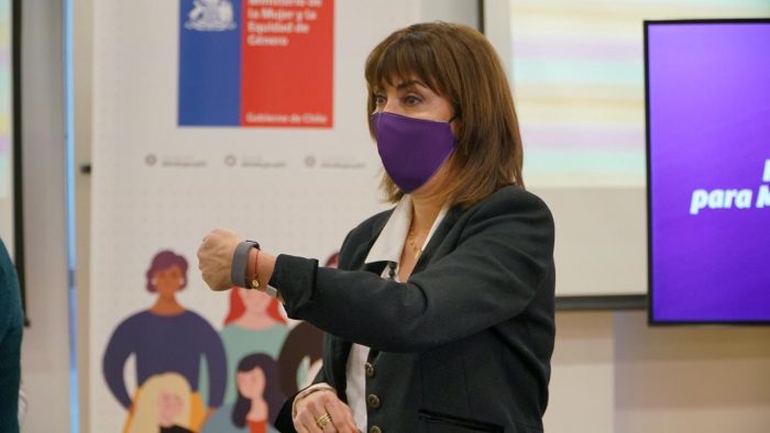 Pulseras de emergencia para mujeres víctimas de violencia, una nueva medida de auxilio para frenar la pandemia machista en Chile