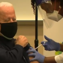 Joe Biden se suministró la primera dosis de la vacuna contra el COVID-19 elaborada por Pfizer