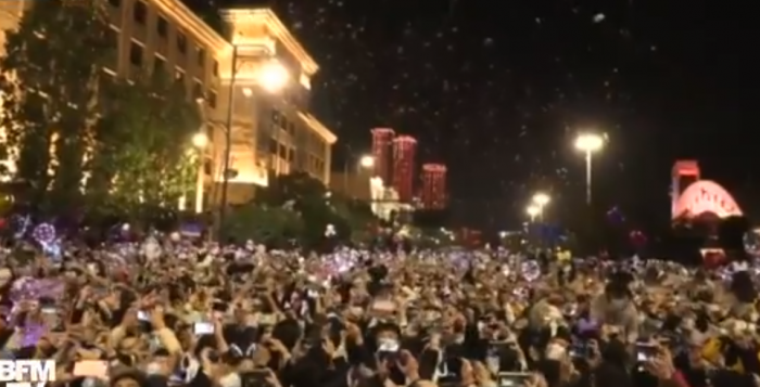 Con globos al aire: Multitudinario recibimiento del Año Nuevo en Wuhan