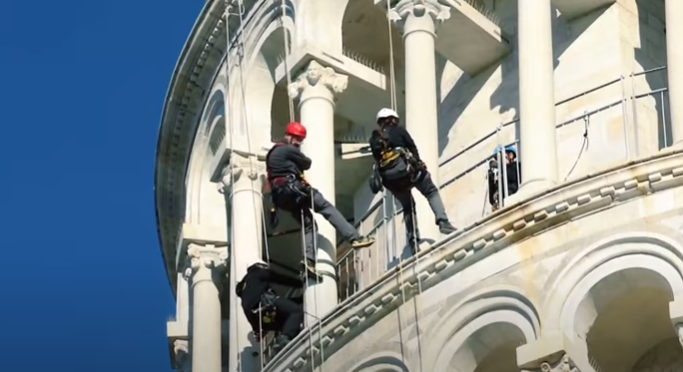Italia: Restauradores alpinistas trepan torre de Pisa para chequear su estado