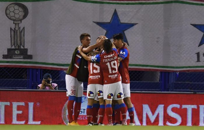 Copa Sudamericana: Universidad Católica gana como visitante a Vélez Sarsfield y deja encaminada su llave para la vuelta en Santiago