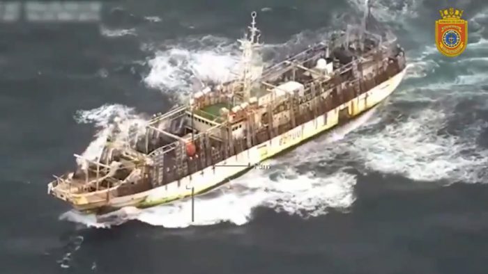 Megaflota china acusada por pesca ilegal ya navega por mar chileno
