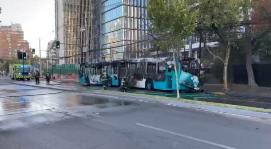 Incendio de bus del Transantiago mantuvo el tránsito cortado en Av. Vitacura